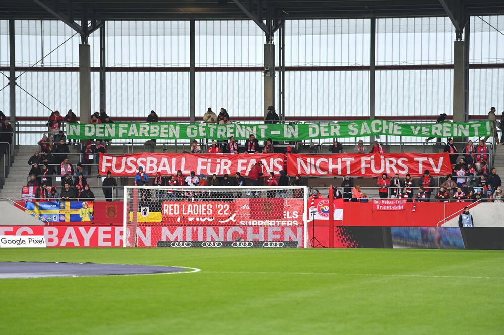 Fanprotest gegen die frühe Anstosszeit.