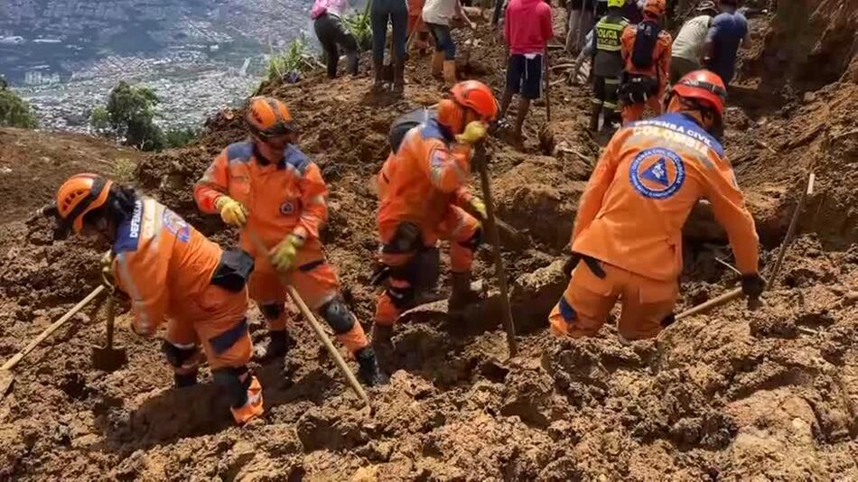 Rettungskräfte suchen nach Erdrutsch weiter nach Überlebenden