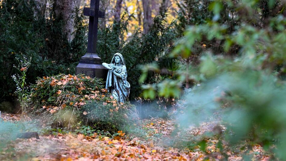 Grab mit Figur und Kreuz