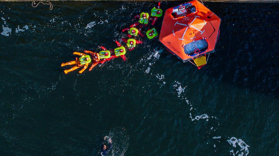 Zukünftige Astronauten beim Wasser-Rettungstraining