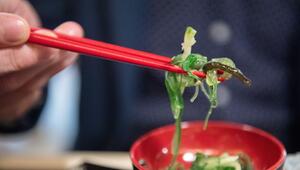 Ein Mann isst einen Wakame-Algensalat