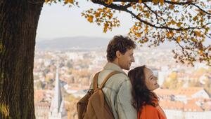 Ein Pärchen geniesst die Aussicht.