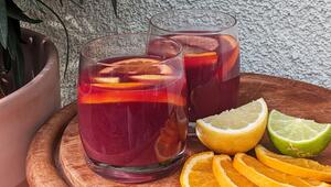 Zwei Gläser mit Spanischer Sangria