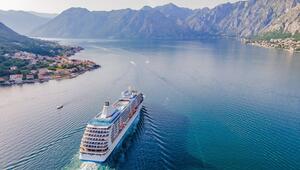 Ein Kreuzfahrtschiff in der Bucht von Kotor in Montenegro.