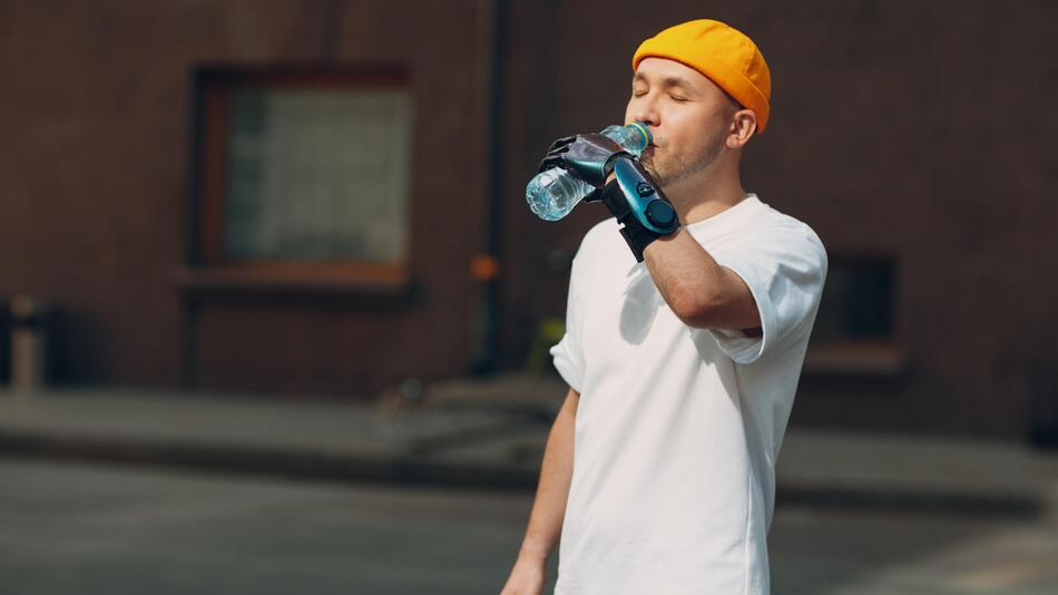 Ein Mann trinkt aus einer Trinkflasche