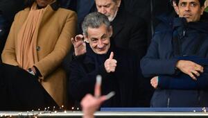 Daumen hoch: Zumindest beim Fussball ist für Nicolas Sarkozy die Welt noch in Ordnung.