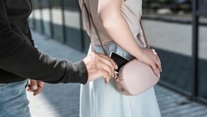 Frau mit Handtasche wird bestohlen