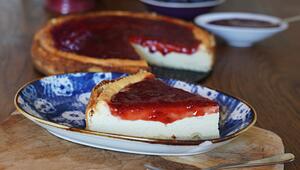 Käsekuchen mit Pflaumenspiegel