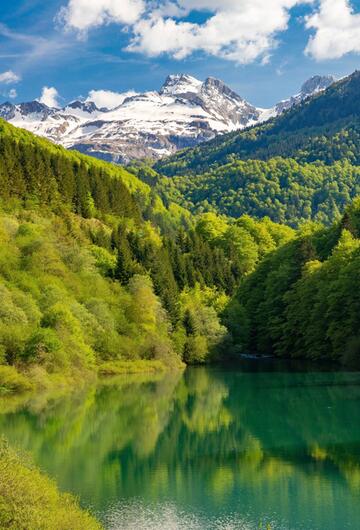 Somport-Pass in Frankreich mit Wald, See und Bergen.