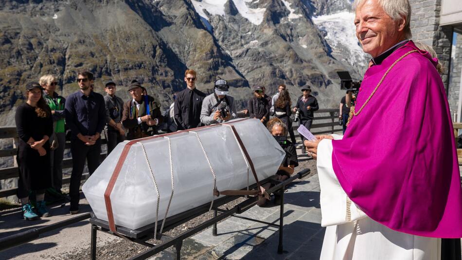 Symbolisches Gletscherbegräbnis in Österreich