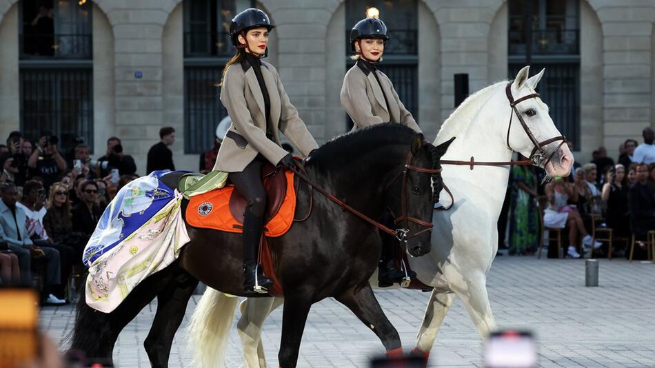 Kendall Jenner (l.) und Gigi Hadid während des "Vogue World"-Events in Paris.