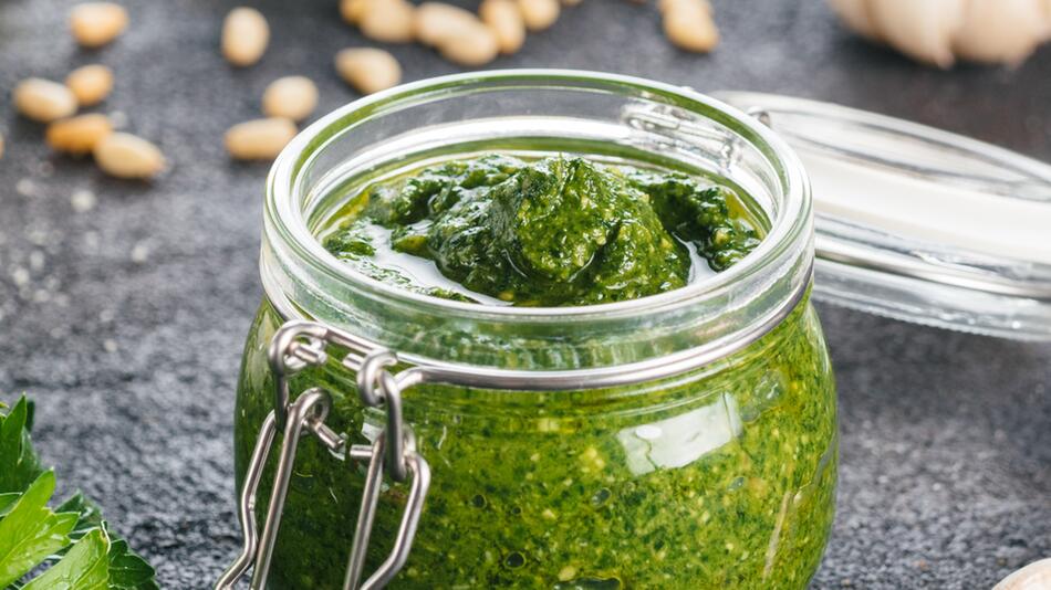 Grünes Pesto im Test: Mineralöl, Pestizide und Weichmacher in vielen Gläsern