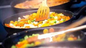 Buttergemüse wird in einer Pfanne zubereitet