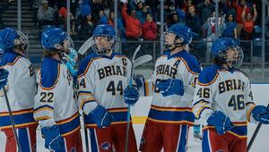 Die Eishockeyspieler aus der Prime-Video-Serie "Off Campus" bekommen bald Konkurrenz von Netflix.
