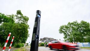 Ein Blitzer steht in einer 30-Zone an der Strasse