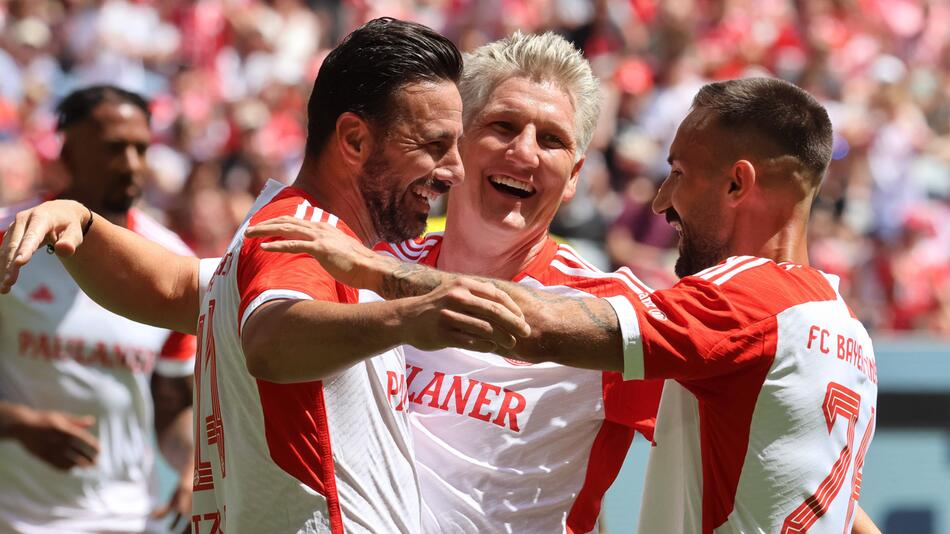 Claudio Pizarro, Bastian Schweinsteiger und Diego Contento