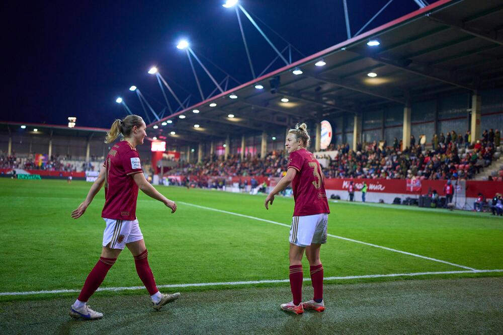 Sydney Lohmann (links) und Caro Simon (rechts) beim Topspiel gegen Wolfsburg.