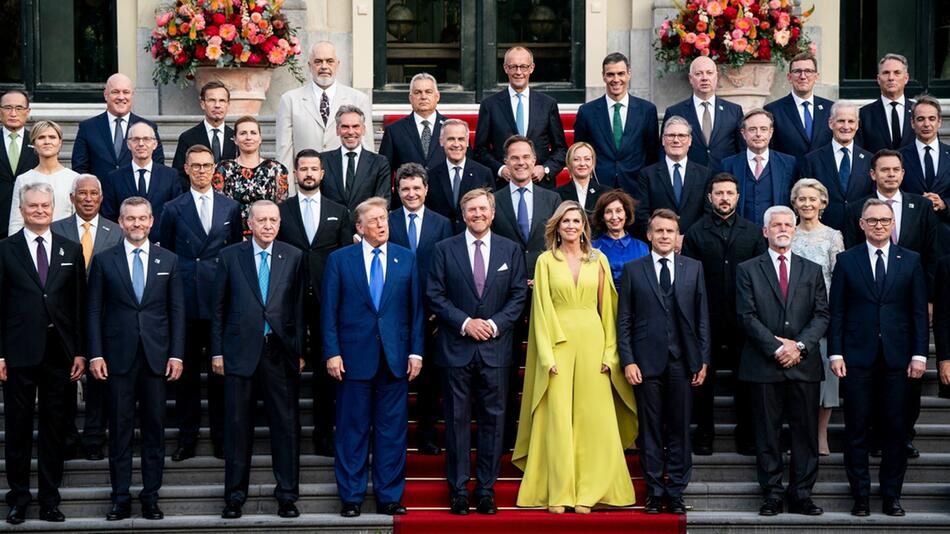 Das traditionelle Gruppenfoto beim NATO-Dinner: König Willem-Alexander (Mitte) und Königin ...