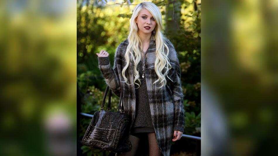 Ein "Indie Sleaze"-Outfit à la Taylor Momsen alias Jenny Humphrey.