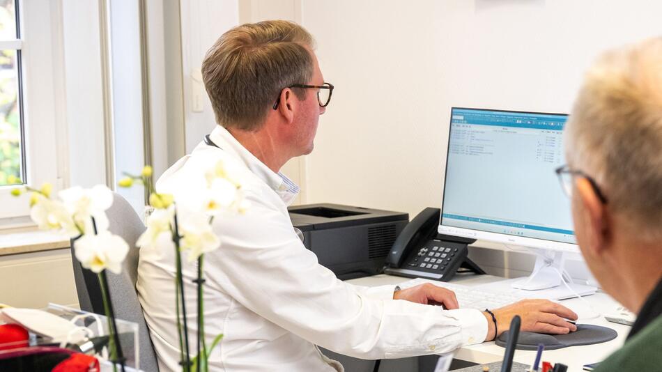 Arzt mit einem Patienten bei einer Sprechstunde