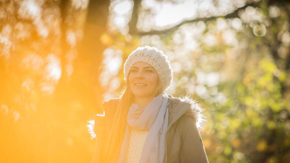 Eine Frau geht im Herbst spazieren