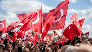 CHP-Anhänger schwenken türkische Flaggen
