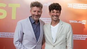 Thorsten Schorn mit seinem Ehemann beim Sommerfest der Film- und Medienstiftung NRW in Köln.
