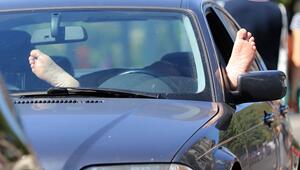 Autofahrer macht es sich bei einer Rast hinter´m Lenkrad bequem