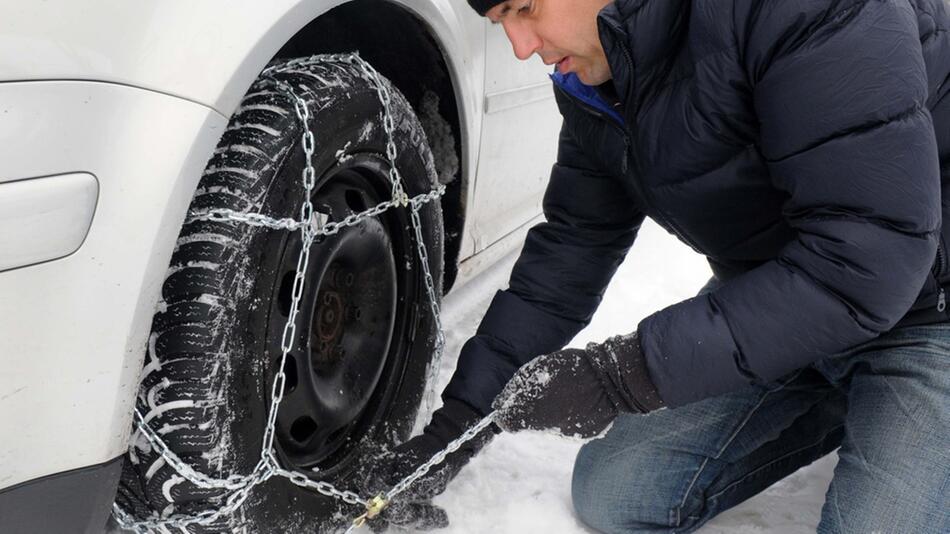 Schneeketten aufziehen: Die richtige Montage will geübt sein