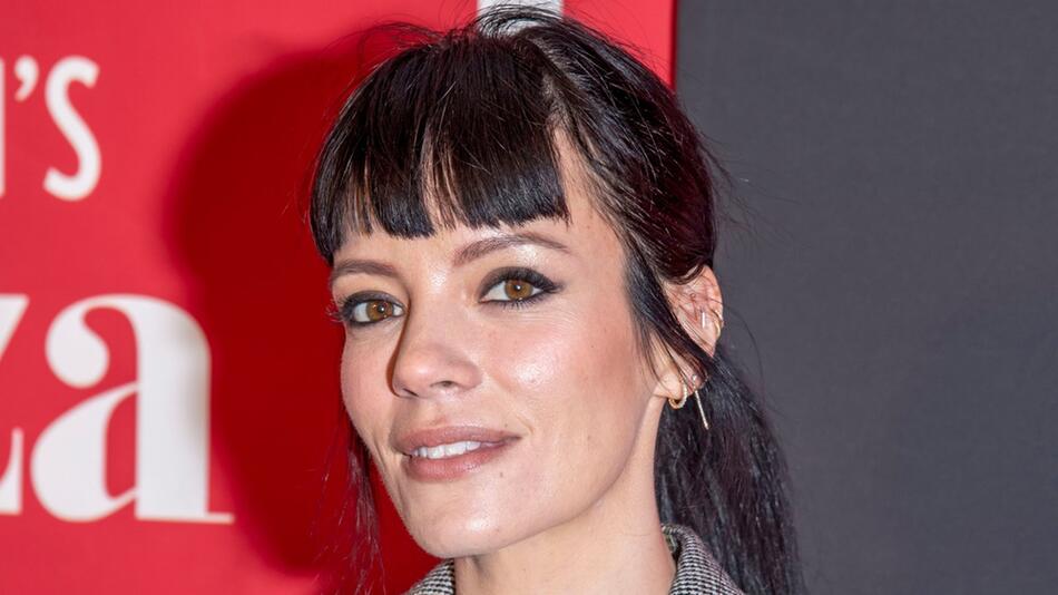 Zwischen vielen Experimenten trägt Lily Allen immer mal dunkle Haare.