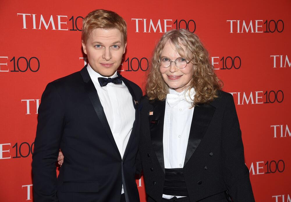 Mia Farrow mit Sohn Ronan Farrow (l)