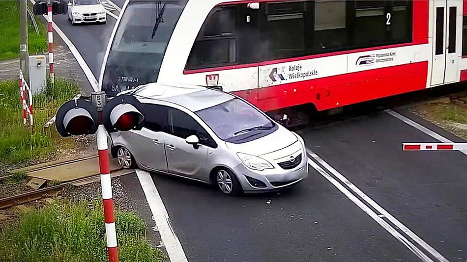 Schranke durchbrochen: Autofahrer überlebt heftigen Zug-Crash