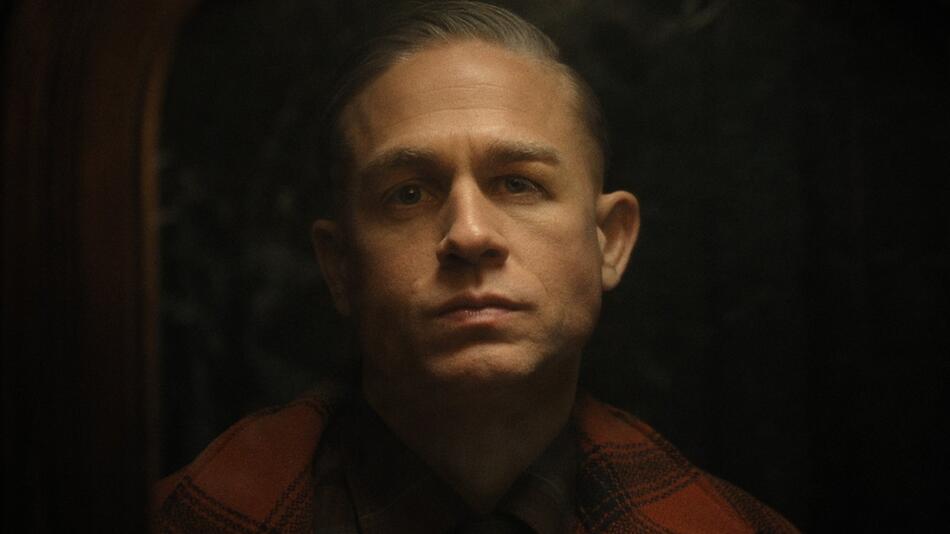 In "Monster: Die Geschichte von Ed Gein" schlüpft Charlie Hunnam in die Haut des Killers Ed Gein.