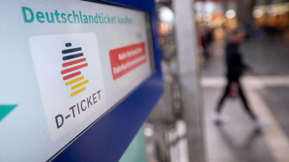 Hinweis für ein Deutschlandticket an einem Fahrkartenautomat