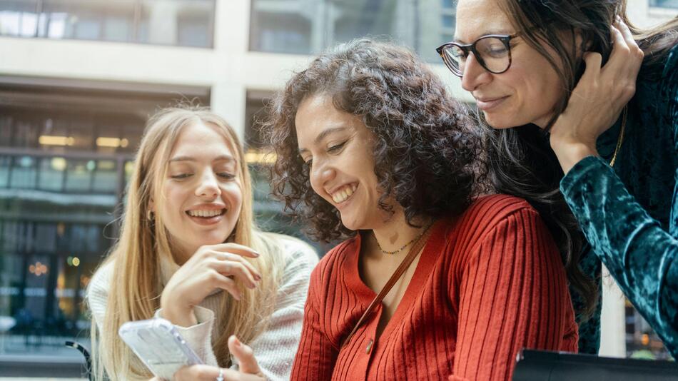 Freundinnnen mit Smartphone