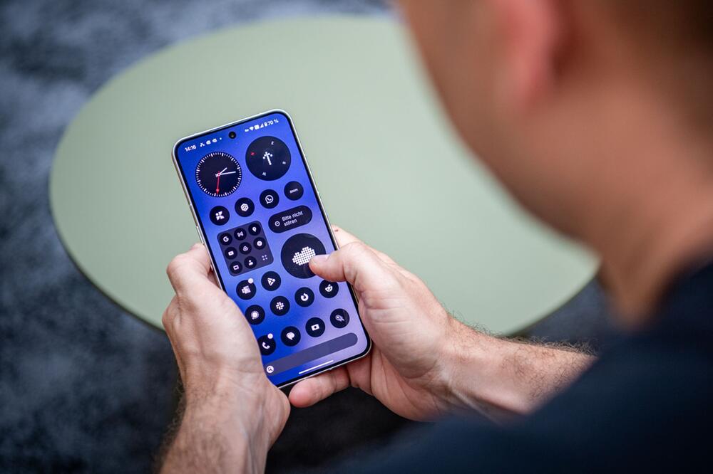Ein Mann auf dem Nothing Phone 3