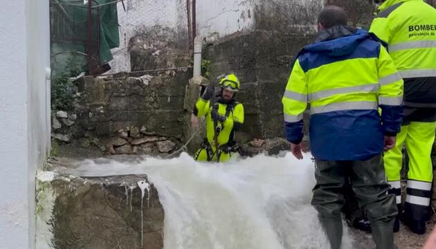 "Früher war es nicht so intensiv" – Regenfälle in Andalusien verwandeln Treppen in Sturzbäche 
