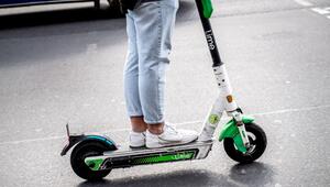 Ein Mann fährt einen E-Scooter