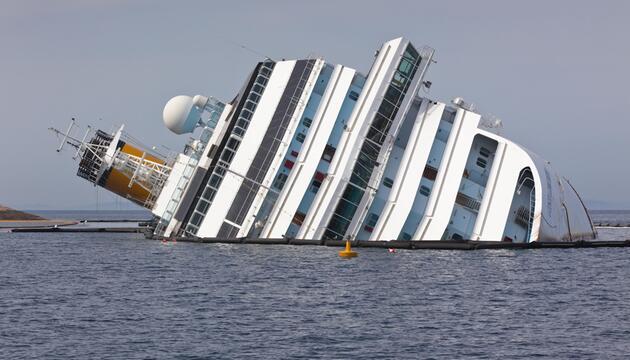 Costa Concordia liegt quer vor der Insel Giglio