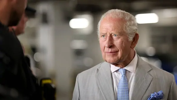 König Charles III., hier während eines offiziellen Termins am 8. Juli, scheint immer noch darauf ...