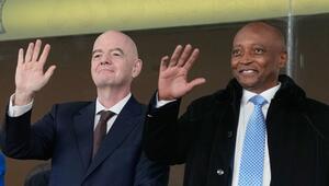 Patrice Motsepe (r) und Gianni Infantino