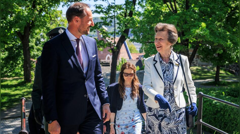 Haakon von Norwegen mit seiner Patentante, Prinzessin Anne.