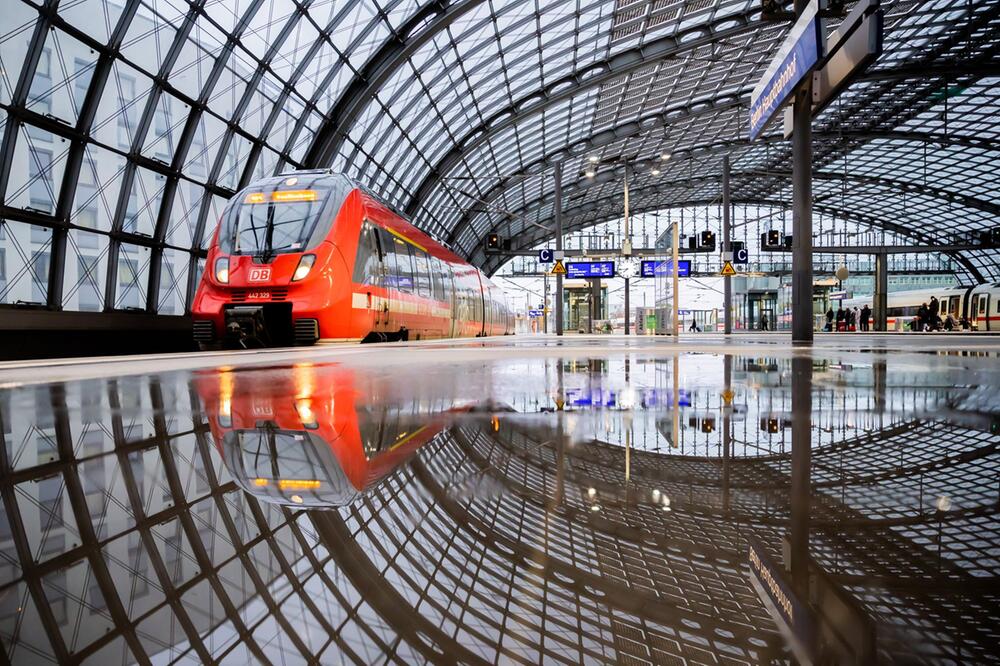 Regionalzug fährt in den Hauptbahnhof Berlin ein