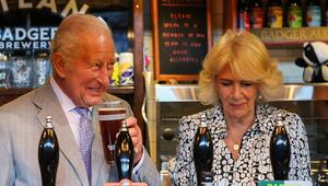 König Charles III. und Königin Camilla haben eine Brauerei in Dorset besucht.