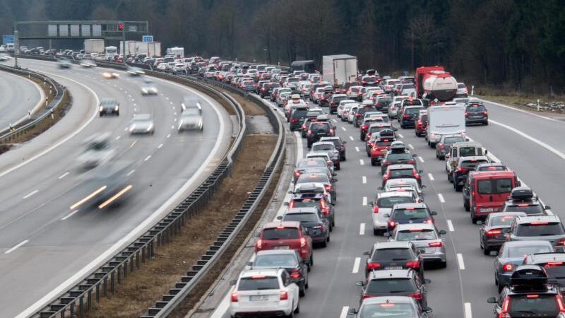 Stau auf der A8