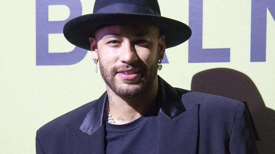 Fussballer Neymar ist Vater eines Mädchens geworden.