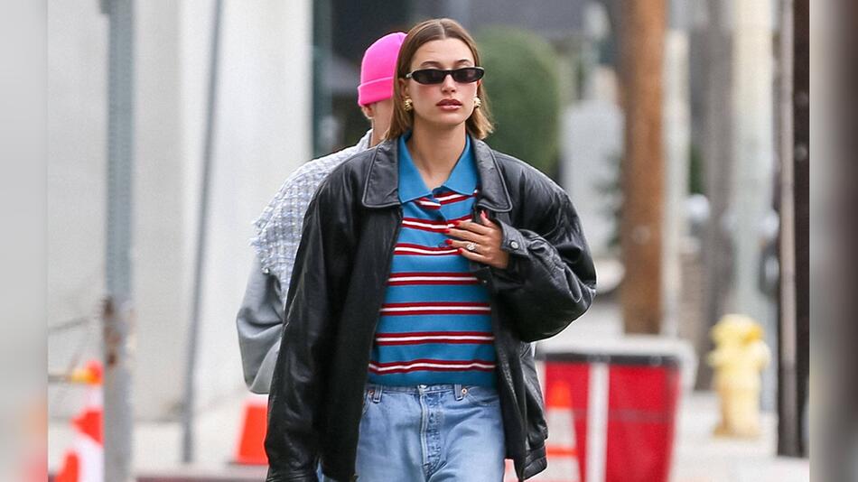 Hailey Bieber stylt den Fashiontrend "Striped Polo".