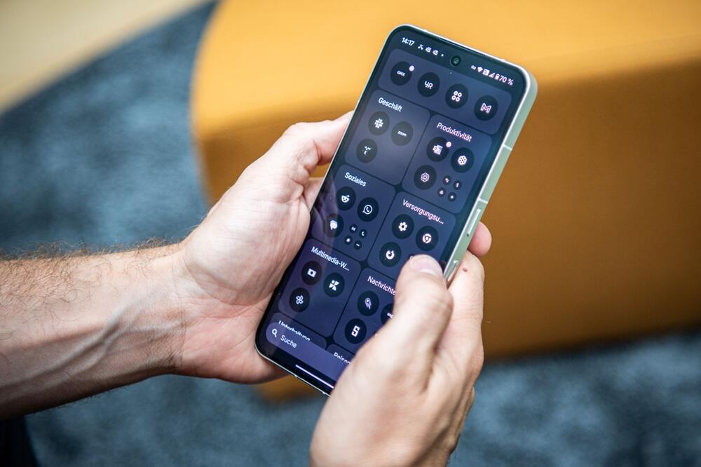 Ein Mann nutzt das Nothing Phone 3