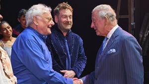 König Charles III im Gespräch mit Regisseur Richard Eyre (l.) und Schauspieler Kenneth Branagh.