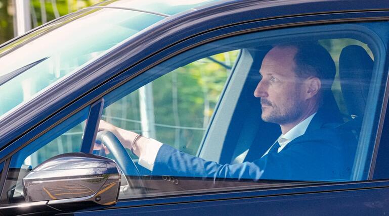 Kronprinz Haakon besuchte am Montagmittag seinen Vater im Krankenhaus in Oslo.